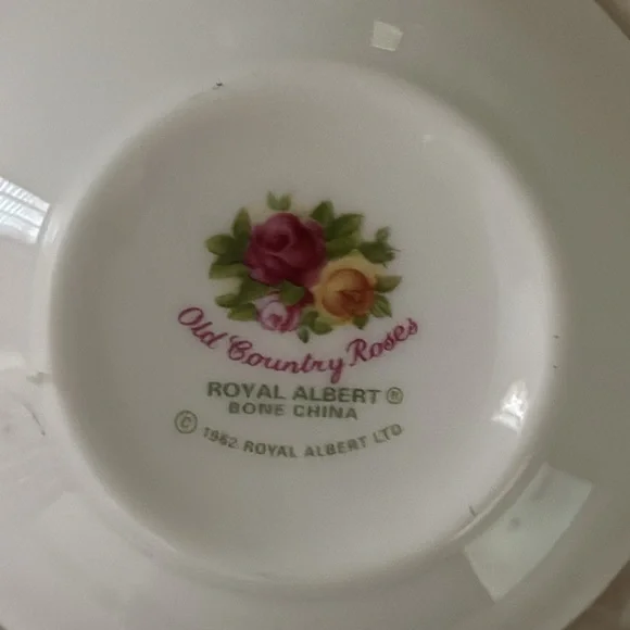 Royal Albert, Old country roses set of 4 elegant,tiny bowls. Diameter: 3 inches. - Picture 4 of 7